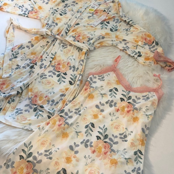 Body Touch Other - NWT- Body touch 2 piece robe and nightgown set.